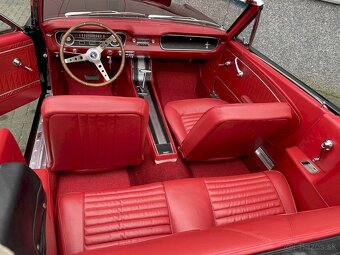Ford Mustang Convertible - 13