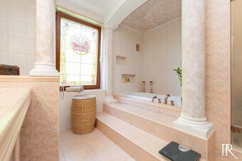 JEDINEČNÝ 5 IZBOVÝ RODINNÝ DOM S BAZÉNOM A KRÁSNOU ZÁHRADOU - 13