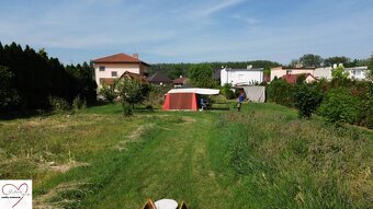 Stavebný pozemok s veľkou záhradou a potenciálom - 13