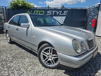 Mercedes-Benz E trieda Sedan - 13
