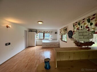 Pozemok s chatou a mólom priamo na brehu Malého Dunaja - 13