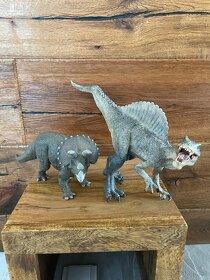 Dinosaurus Triceeatops Spinosaurus - 13