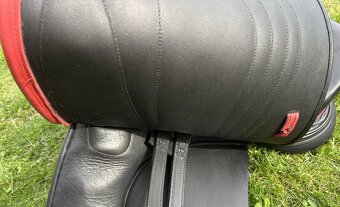 Anglické drezurní sedlo černé se třmeny SLEVA - 13