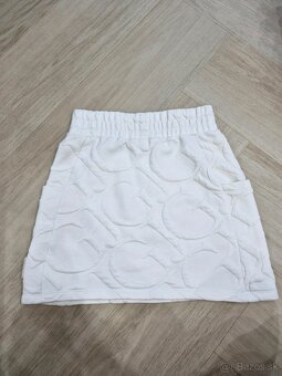 NOVE Guess logovany kremovy crop top, sukna, smotanova sukna - 13