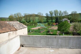 Priestranný dvojpodlažný rodinný dom s veľkou terasou Plášťo - 13