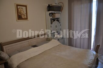 Pokojné bývanie v prírode – celoročne obývateľná chata po re - 13