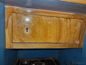 Starozitny trezor na podstavci z roku 1905, starozitnost - 13