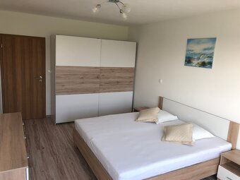Moderný priestraný 2 izbový byt s garážovým státim - 13
