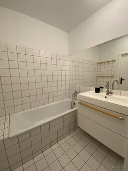 Slnečný kompletne zrekonštruovaný 3-i byt s veľkou loggiou - 13