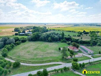 NA PREDAJ RODINNÝ DOM S VEDĽAJŠÍMI PRIESTORMI NA 2 HEKTÁROVO - 13