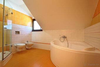 8-izbový rodinný dom v centre Malinova - 13