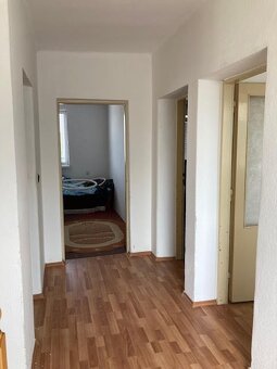 Ponúkame na predaj rodinný dom v obci Černík. - 13