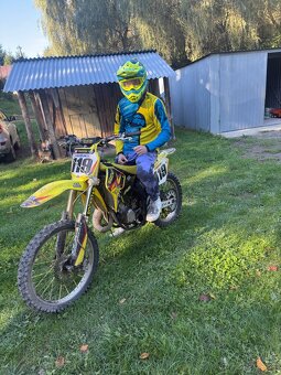 Suzuki rm 125 2T v zábehu - 13