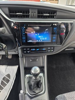 TOYOTA  AURIS 1.6 i 97KW MT 6 r.v. 2018 EXECUTIVE - 13