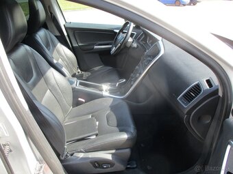 VOLVO XC60 2,4D4 Summum AWD Auto Pano Xen 2014 - 13