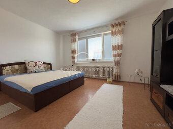 Rodinný dom s esteticky upraveným dvorom - 13