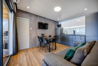 LUXUSNÝ MOBILNÝ DOM V DRAGE V CHORVÁTSKU S VEĽKOU TERASOU - 13