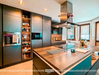 Kompletne zrekonštruovaný rodinný dom s garážou a bazénom - 13