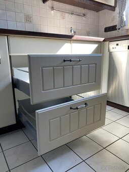 Moderná kuchynská linka so spotrebičmi - 13