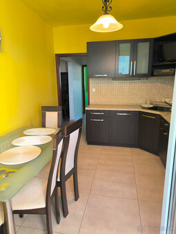 REZERVÁCIA4i zrekoštr.byt so zariadením,Hrobákova ul., 5p., - 13