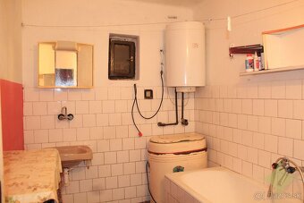 Dvojpodlažný rodinný dom z roku 1995 na okraji obce - Kosihy - 13