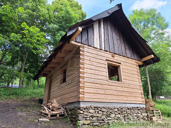 Dve drevenice na jednom pozemku v horách Javorníkov na pre - 13