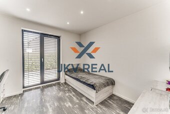 Moderný 5-izbový rodinný dom s bazénom, altánkom a záhradou  - 13