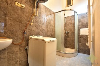 Na predaj 2-izbový byt so samostatným dvorom. - 13