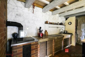 Exkluzívne na predaj: Jedinečný rodinný dom s dušou v obci L - 13