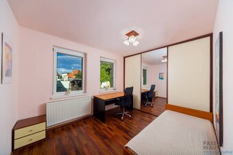 Rodinný dom s podkrovím, 2-garážou, parking, vírivka v srdci - 13