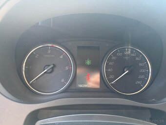 Mitsubishi Outlander SUV - 13