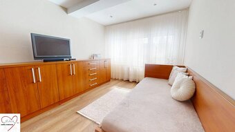 Priestranný, dvojpodlažný dom v tichej ulici, v centre - 13