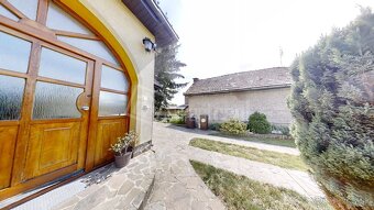 Priestranný rodinný dom s vlastnou garážou, terasou a tromi - 13