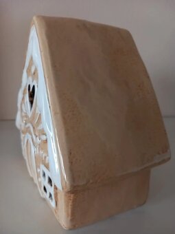 Keramická zasnežená béžová chalúpka 16x16x9,5 cm - 13