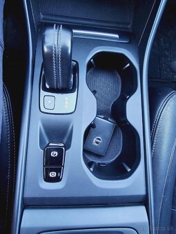 Volvo XC40 2.0d D4 Momentum AWD A/T - 13