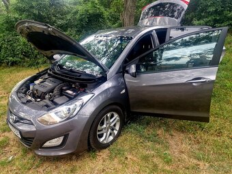 Hyundai i30 hatchback 1.4 diesel 66kw 2013 2014 šedá metalíz - 13