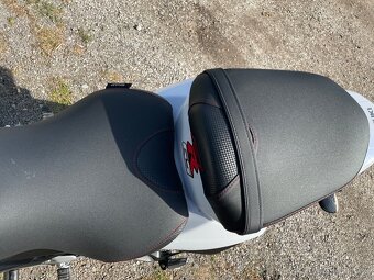 Suzuki gsr 750 - 13