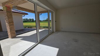 NOVOSTAVBA 4-IZBOVÉHO BUNGALOVU LEN 7 KM OD PIEŠŤAN – OBEC S - 13