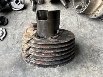 Predám DIELY motora  ČZ 250/455 - 13