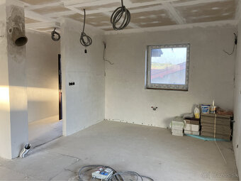 Rozostavaný 4 izbový rodinný dom na veľkorysom pozemku 1050  - 13