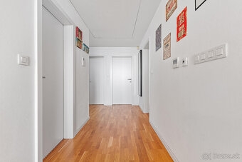 Moderný 3-izbový byt s predzáhradkou a terasou - 13