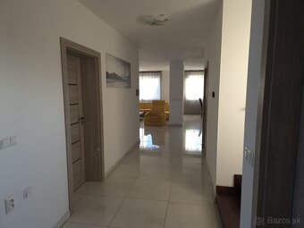 Luxusný, elegantný a veľký 5 izbový rodinný dom Zamarovce - 13