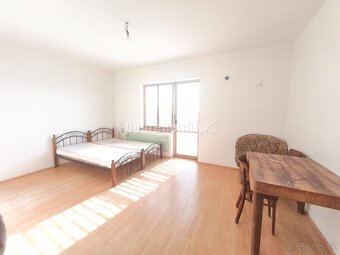 Priestranný ,slnečný rodinný dom v pôvodnom stave , vhodný n - 13