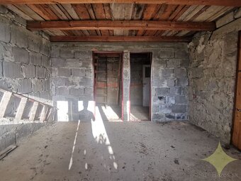 Murovaná chata s elektrinou a úžitkovou vodou na okraji obce - 13