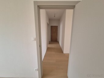 NOVOSTAVBA - MODERNÉHO 3-IZBOVÉHO BYTU V TRNAVE. - 13