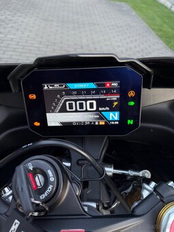 Aprilia RSV4 1099 cm3 2023 - 13