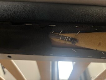 Posteľ, nočné stolíky, nočné lampy - 13