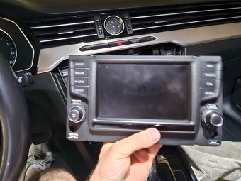 Displej navigácie discover mib2 s ramcekom passat B8 - 13