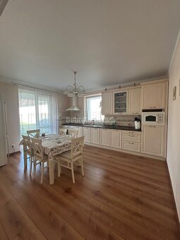 Unikátny 4 izbový rodinný dom pri jazere, kompletne zariaden - 13