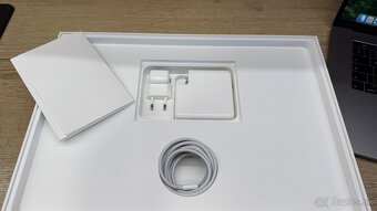 Apple MacBook Pro 15" Retina Touch Bar 2019 - 13